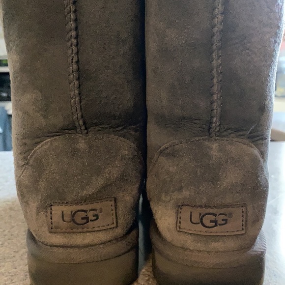 UGGS - Picture 3 of 4